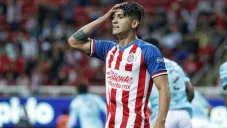 Alan Pulido se lamenta en juego contra Tuzos