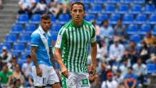Andrés Guardado durante un duelo con el Betis