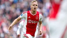 Van de Beek celebra una anotación con el Ajax