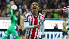 Isaác Brizuela celebrando una anotación de Chivas ante Pumas