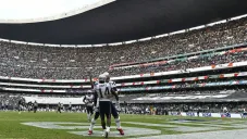Acción en el Oakland Raiders vs New England Patriots en el Estadio Azteca