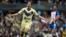 Sebastián Córdova festeja uno de sus goles contra Chivas