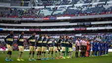 Jugadores del América y Cruz Azul, previo al arranque del juego