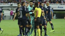 Jugadores de Pumas reclaman una acción al silbante