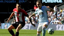 Iago Aspas lucha por el balón en duelo contra el Athletic