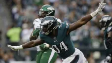 Josh Sweat celebrando una anotación