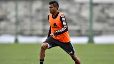 Tecatito durante una práctica de México