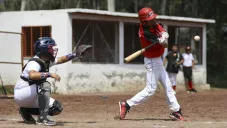 Sebastián León trata de conectar la pelota durante un encuentro