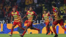 Jugadores de Morelia festejan uno de los goles contra Necaxa