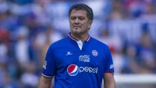 Carlos Hermosillo durante un partido de leyendas