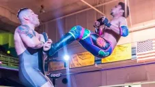 Leroy Green realizando una patada mientras juega Nintendo Switch