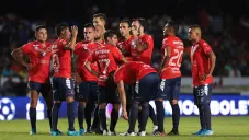 Jugadores de Veracruz se reúnen durante un partido