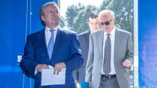 Víctor Garcés entrando a una conferencia de Cruz Azul