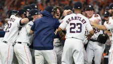 Jugadores de los Astros festejan en Minute Maid Park