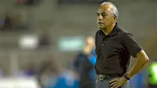 Enrique López Zarza observa un partido del Veracruz