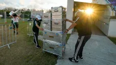 Utileros del Tricolor colocan las cosas de los jugadores