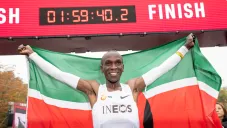 Eliud Kipchoge celebra su récord mundial de maratón