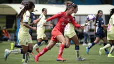 Jaidy Gutiérrez se prepara para despejar el balón