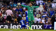 Guillermo Ochoa se lamenta en juego contra Cruz Azul