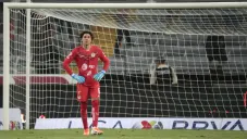 Guillermo Ochoa durante el partido ante Atlas