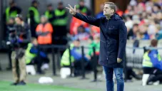 Roberto Moreno da indicaciones en el juego de España vs Noruega