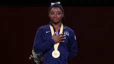 Simone Biles celebra en el podio