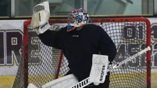 Petr Cech durante su primer partido de hockey