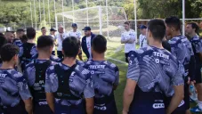 Mohamed tiene una charla con sus pupilos previo al arranque de la práctica