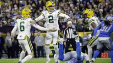 Mason Crosby celebra el gol de campo de la victoria
