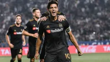 Carlos Vela celebra una anotación con Los Angeles