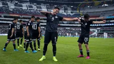 Jugadores del Tri festejan en el Estadio Azteca