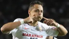 Chicharito festeja un gol con el Sevilla
