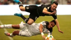 Chucky Lozano sufre una dura barrida durante el juego vs Panamá