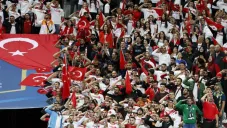 Fans de la selección de Turquía gritan consignas y hacen saludo militar