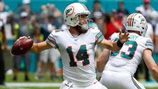 Ryan Fitzpatrick lanza el balón con los Dolphins