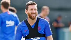 Messi sonríe en un entrenamiento del Barcelona