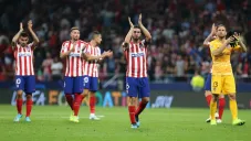 Jugadores del Atlético aplauden después de un juego