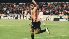 Raúl Jiménez celebrando una anotación con Wolverhampton