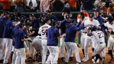 Los jugadores de los Astros festejan la victoria sobre Yankees