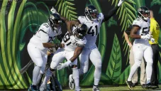 Jugadores de Jaguars festejan una anotación