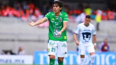 Macías reclama una jugada en el Pumas vs León