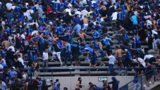 Aficionados se golpean en las gradas