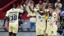 Jugadores del América celebran una anotación en el Azteca