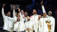 Raptors al momento que se desplegó el banderín por su título