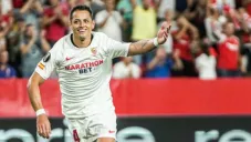 Chicharito Hernández festeja un gol con el Sevilla