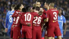 Jugadores de Liverpool celebran una anotación