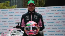 Checo Pérez posa con su casco