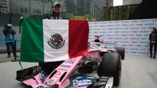 Checo Pérez muestra la bandera de México