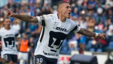 Nicolas Castillo festeja un gol en su paso por Pumas