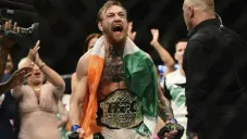 McGregor presume eufóricamente su victoria en el octágono